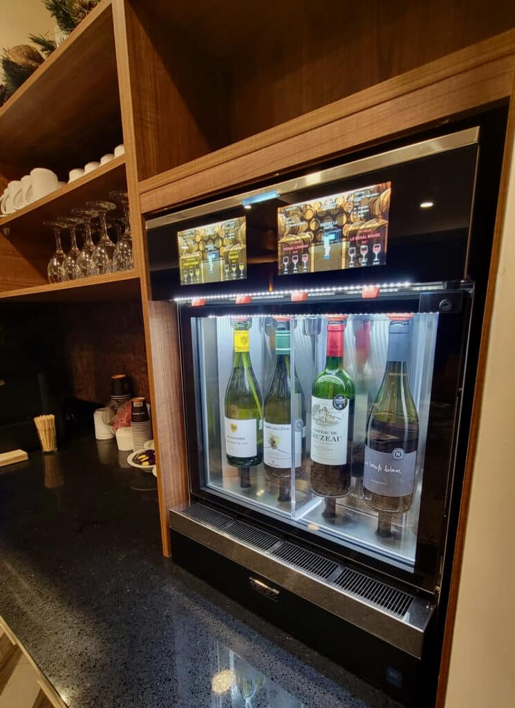 Distributeur de vin au verre en libre-service à l'Hôtel Manoir Vieux-Québec